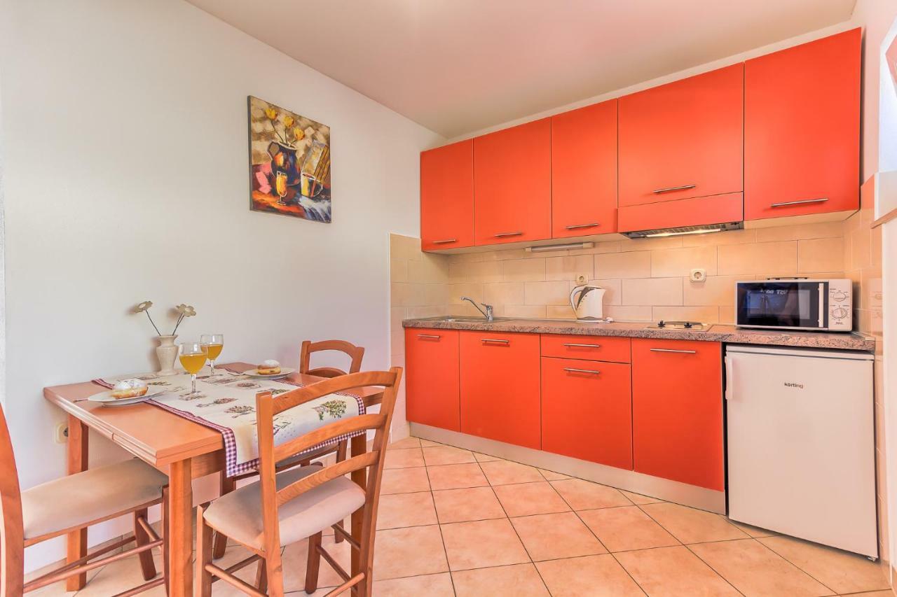 Apartments Katarina Бол Екстериор снимка